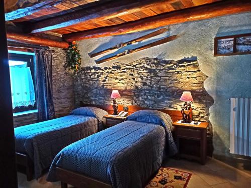 萨奥兹-杜尔克斯Etoile des Neiges的石墙客房的两张床