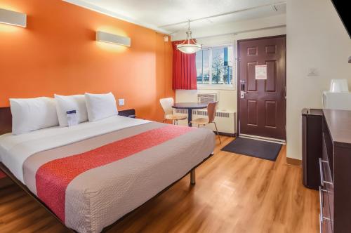 莱斯布里奇莱斯布里奇6号汽车旅馆的酒店客房配有一张床铺和一张桌子。
