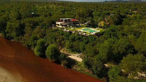 米娜克拉韦罗河景阳台别墅及酒店的河中房屋的空中景观