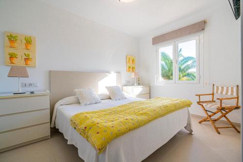 略姆巴特LA PLETA的一间卧室配有一张黄色毯子床