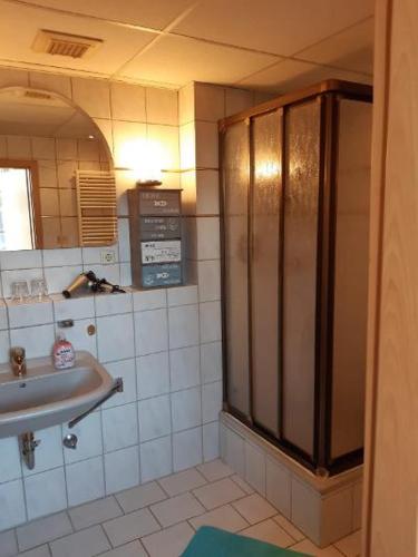 ZschopauFerienwohnung Salzmannhaus的浴室配有水槽和淋浴。