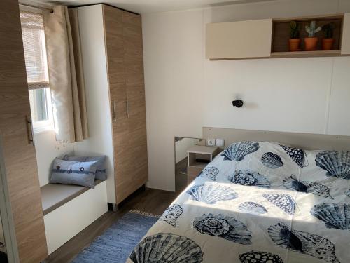 雷讷瑟Chalet in Renesse的一间卧室设有一张床和一个窗口