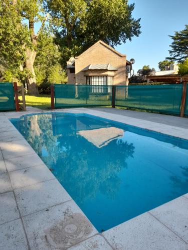 本塔纳山村Los Catires的后院的蓝色海水游泳池