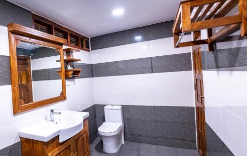 提喀迪Kalpavanam Heritage Resort的一间带水槽和卫生间的浴室