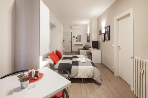 科莱尼奥Metro Apartment的一间卧室配有一张床和一张书桌