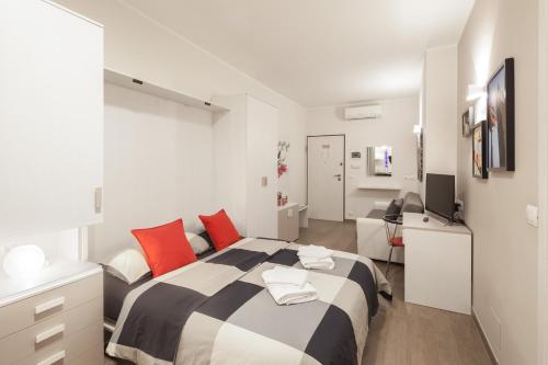 科莱尼奥Metro Apartment的卧室配有黑白床和书桌。