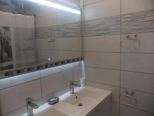 MourèzeChambre studio Verparadis的一间带水槽和镜子的浴室