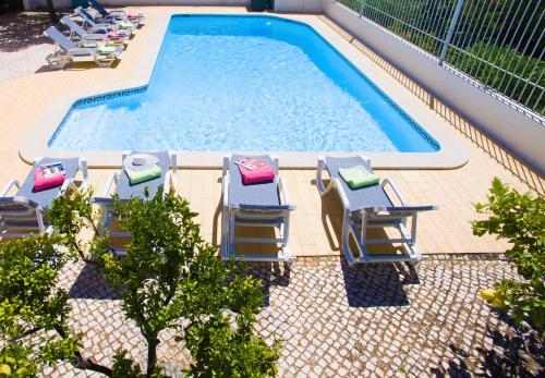 阿尔布费拉Villa Nespereira by Algarve Vacation的一个带躺椅的游泳池和一个游泳池