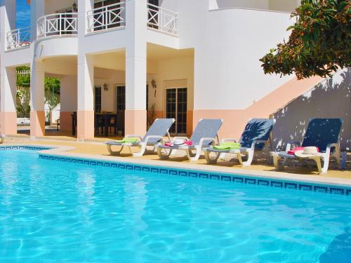 阿尔布费拉Villa Nespereira by Algarve Vacation的房屋旁带躺椅的游泳池