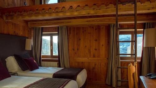 萨奥兹-杜尔克斯Chaberton Lodge & Spa的一间卧室设有两张床和两个窗户。