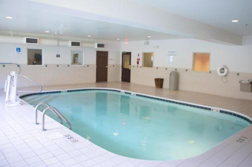 雷诺兹堡雷诺兹堡东哥伦布智选假日酒店的等候室里的一个大型游泳池