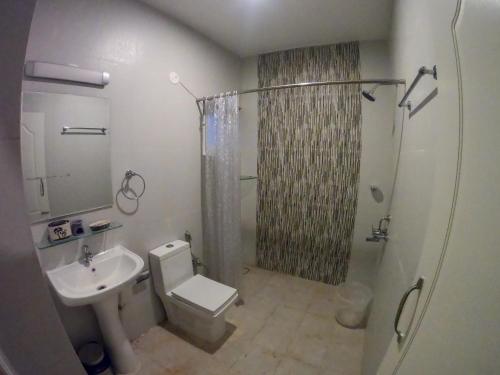 莫尔吉姆BaywoodGoa的浴室配有卫生间、淋浴和盥洗盆。