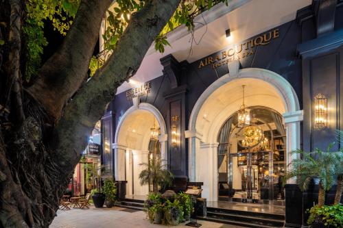 河内Aira Boutique Hanoi Hotel & Spa的拱门建筑前的商店