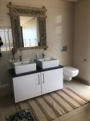拉莫西Apartment 13 Santana Pebbles, 164 South Beach Road, La Mercy的一间带两个盥洗盆和卫生间的浴室