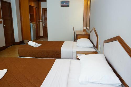 Ban Nong Bua Sangอุทยานบ้านเชียงเครือ的一间酒店客房,房间内设有两张床