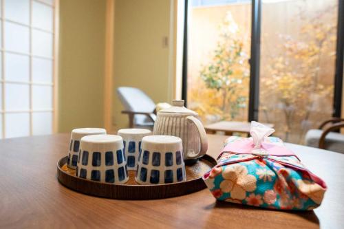 高松瀬戸風月的一张桌子,上面有三个杯子和袋子