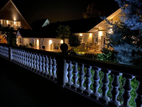 赫费尔霍夫威斯曼维明图哥公寓酒店的夜晚在房子前面的白色围栏