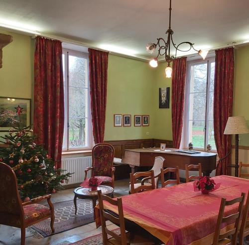 Puxe普克斯城堡住宿加早餐酒店的客厅配有桌子和圣诞树