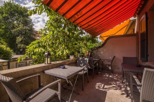 伯尔尼麦克斯航空别墅&公寓旅馆的一个带桌椅的庭院和红色屋顶