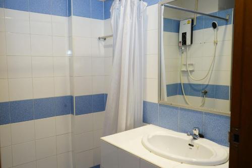 Ban Nong Bua Sangอุทยานบ้านเชียงเครือ的浴室配有盥洗盆和带镜子的淋浴