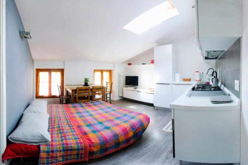 加尔达湖滨Relax Suite Holiday Apartment的小房间设有床和厨房