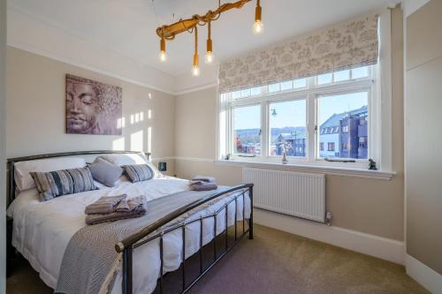 亨利昂泰晤士Upper Thames & Lower Thames - Stunning apartments的一间卧室设有一张大床和一个窗户。