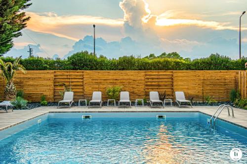 图卢兹初心旅馆的一个带椅子和木栅栏的游泳池