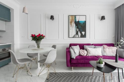 弗罗茨瓦夫Luksusowy apartament Hercena7 w sercu miasta的客厅配有紫色沙发和桌子