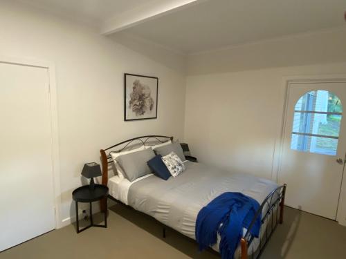 纳拉库特Panorama B&B的一间卧室配有一张带蓝色毯子的床