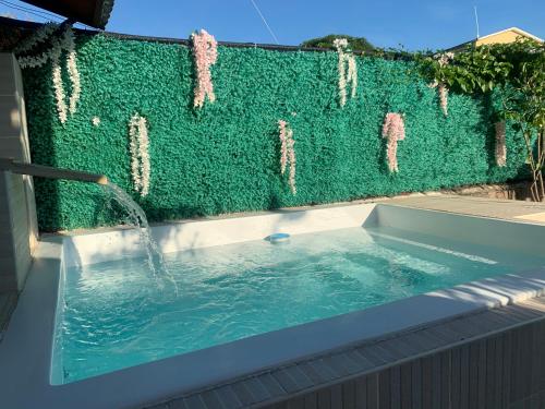圣多明各Hotel Luis V Santo Domingo的一个带绿色隐私围栏的游泳池