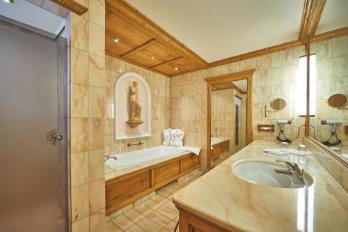 瓦尔高瓦古帕克酒店的带浴缸和盥洗盆的大浴室