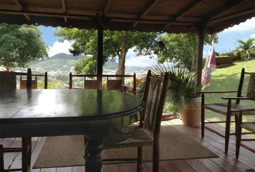 格罗斯岛意大利宾馆的观景甲板上的玻璃桌和椅子