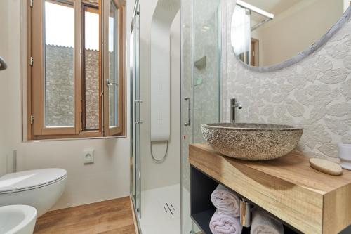 利莫内-苏尔加达Hotel Al Rio Se的一间带水槽和玻璃淋浴的浴室