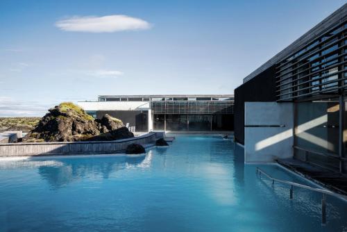 格林达维克Silica Hotel at Blue Lagoon Iceland的建筑物前的蓝色水池