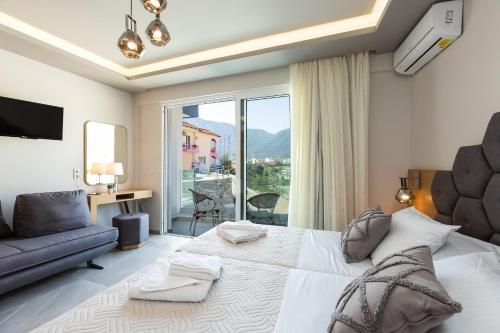 巴利恩Akrogiali Apartments的一间卧室设有一张大床和一个大窗户