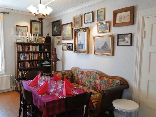 瑙沃兰特娜酒店&咖啡馆的一间带桌子和沙发的用餐室