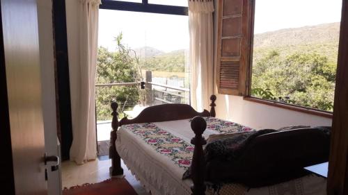 圣安娜杜里亚舒Casas da Paty的一间卧室设有一张床和一个大窗户