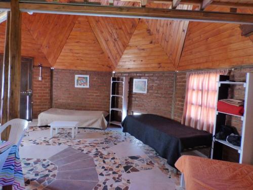 圣玛利亚Cabaña Taski Wasi的木天花板客房 - 带两张床