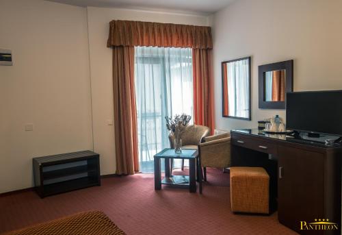 波亚纳布拉索夫万神殿膳食公寓酒店的酒店客房设有沙发、电视和桌子。