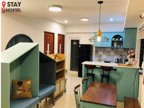 迪石STAY hostel 2 - 350m from the ferry的厨房配有蓝色橱柜、桌子和柜台。