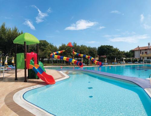 利多迪耶索罗Camping Parco Capraro的度假村内带水滑梯的游泳池