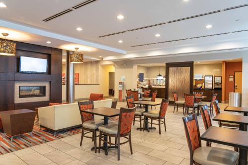 Holiday Inn Express & Suites Columbus - Easton Area, an IHG Hotel餐厅或其他用餐的地方