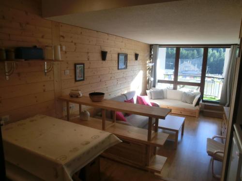 伊索拉2000Appartement studio front de neige, accès direct aux pistes的客厅配有沙发和桌子