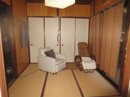 AkinaAmami skeptical inn - Vacation STAY 14029v的客厅配有椅子和凳子