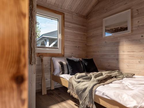 梅尔诺CAMP NORD RESORT的小木屋内一间卧室,配有一张床