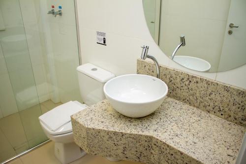 Telêmaco BorbaHotel Seville Comfort的一间带水槽和卫生间的浴室