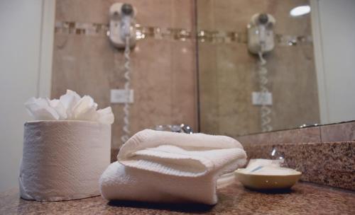 奇瓦瓦HM Mirador的一间带水槽、毛巾和镜子的浴室