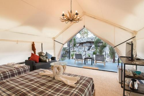 北冲Mont Blanc Base Camp Khaoyai的一间带两张床的卧室和一间客厅