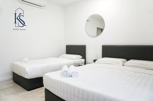 哥打京那巴鲁KEEN Suites@Sutera Avenue的带两张床和镜子的客房