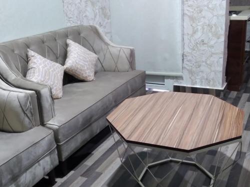 阿尔卡吉Iwaa Alkharj Apartments的带沙发和咖啡桌的客厅